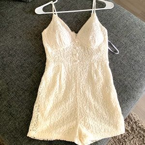 Very cute off white cream jumpsuit (shorts) . For women , size small